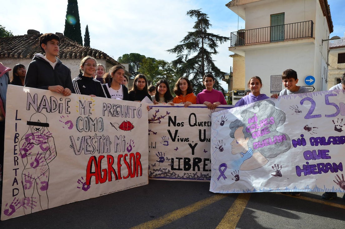 El alumnado del IES Los Neveros, hoy frente al Ayuntamiento de Huétor Vega.