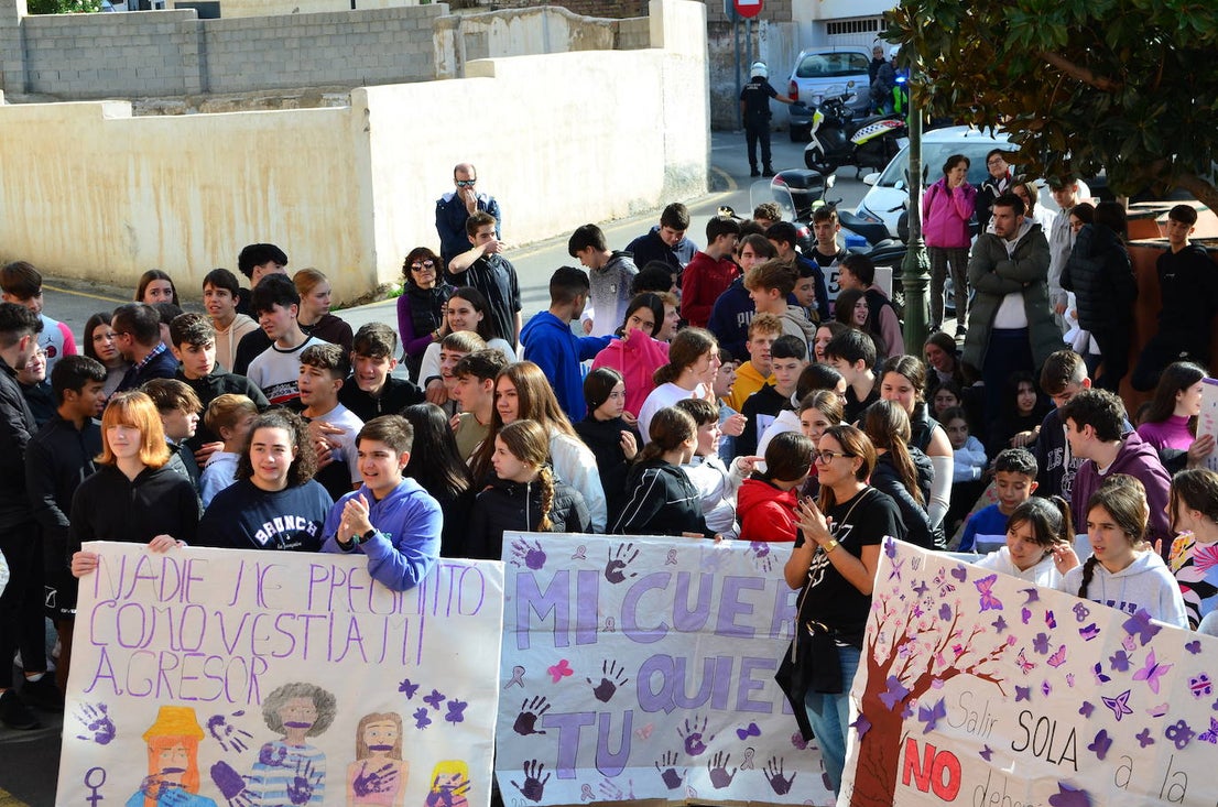 El alumnado del IES Los Neveros, hoy frente al Ayuntamiento de Huétor Vega.