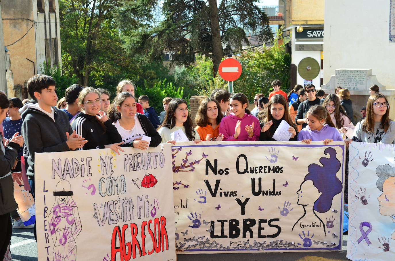 El alumnado del IES Los Neveros, hoy frente al Ayuntamiento de Huétor Vega.
