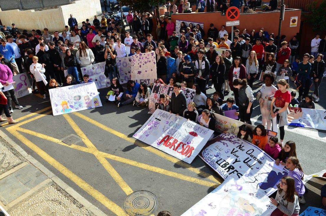 El alumnado del IES Los Neveros, hoy frente al Ayuntamiento de Huétor Vega.