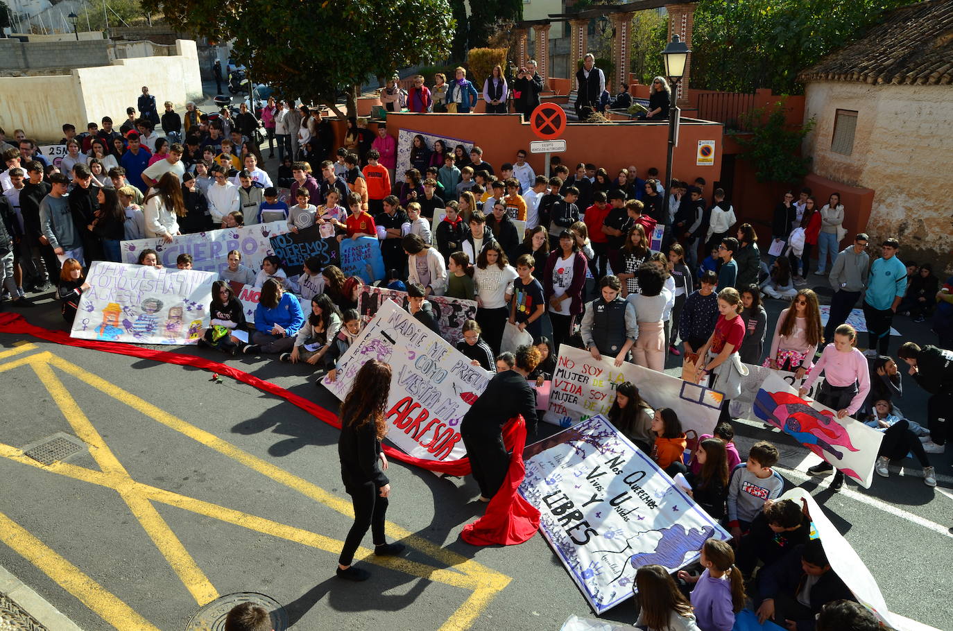 El alumnado del IES Los Neveros, hoy frente al Ayuntamiento de Huétor Vega.