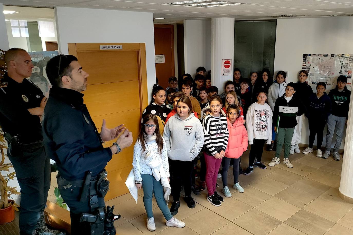 Agentes de Policía Local ofrecen recomendaciones al alumnado.
