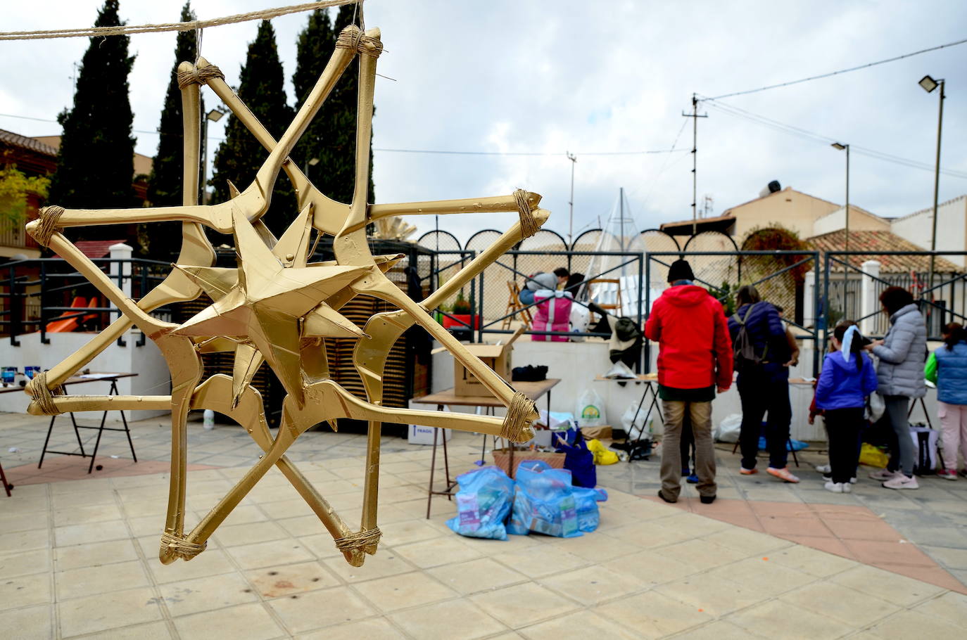 El Aula Ambiental del Ayuntamiento de Huétor Vega organiza un taller de decoraciones navideñas con materiales reciclados.