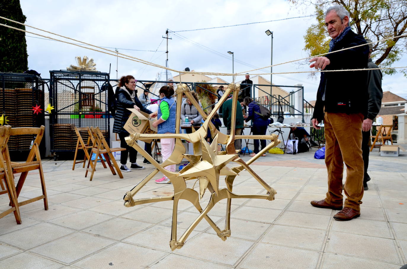 El Aula Ambiental del Ayuntamiento de Huétor Vega organiza un taller de decoraciones navideñas con materiales reciclados.