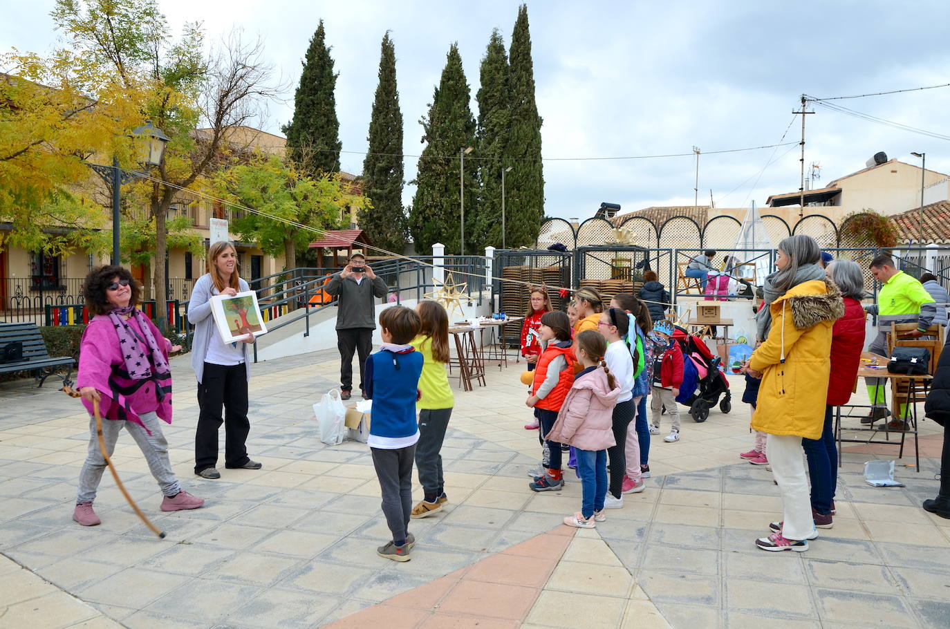El Aula Ambiental del Ayuntamiento de Huétor Vega organiza un taller de decoraciones navideñas con materiales reciclados.