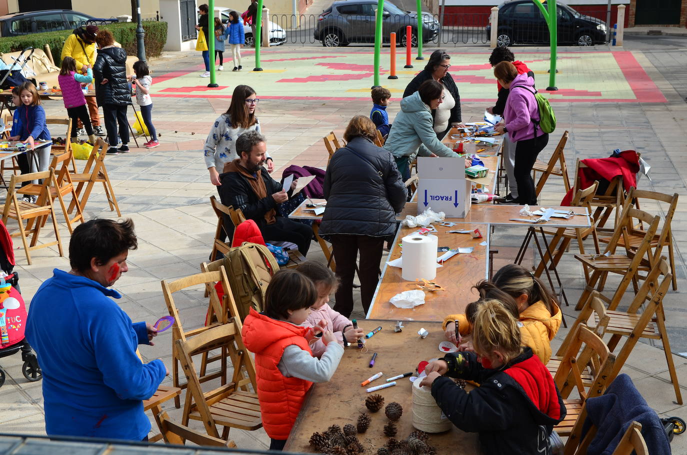 El Aula Ambiental del Ayuntamiento de Huétor Vega organiza un taller de decoraciones navideñas con materiales reciclados.