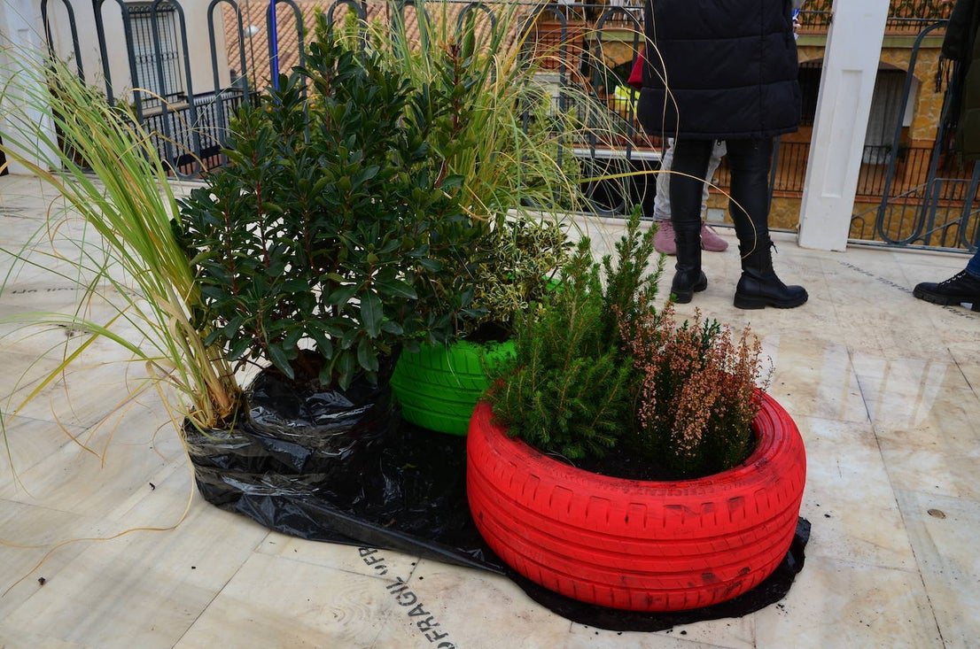 El Aula Ambiental del Ayuntamiento de Huétor Vega organiza un taller de decoraciones navideñas con materiales reciclados.
