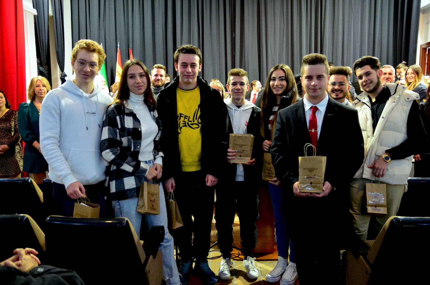 Jóvenes que este año han cumplido la mayoría de edad, con un ejemplar de la Constitución.