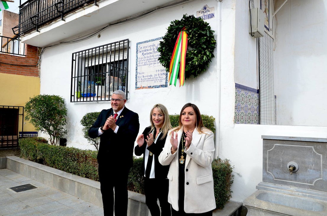 Portavoces de grupos municipales colocan la tradicional corona de laurel en la plaza de la Constitución.