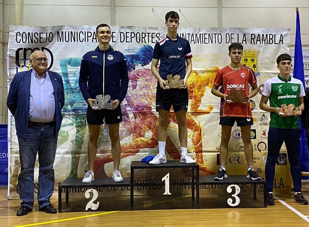 Hugo Urquízar, en lo alto del podio.