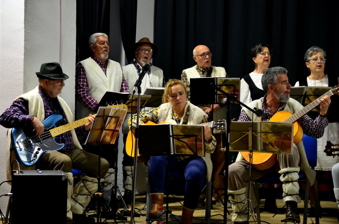 El tradicional Certamen de Villancicos organizado por la Rondalla San Roque en Huétor Vega.