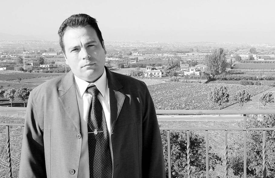 Mariano Molina, con la vega de fondo, en 2005.