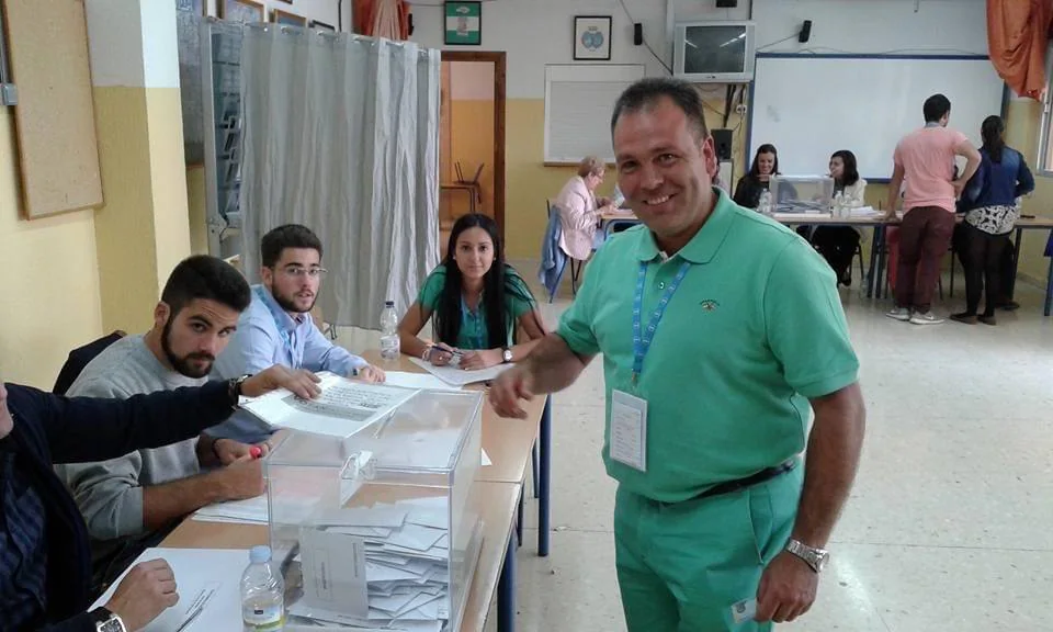 Votando en un colegio electoral en Huétor Vega.