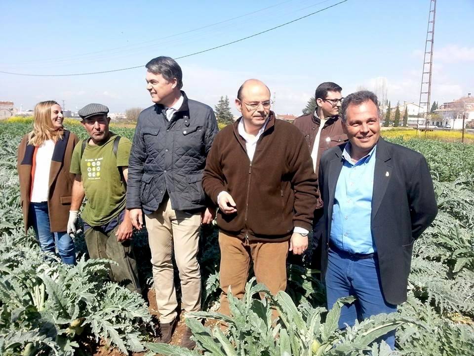 Visita institucional en la vega hueteña.