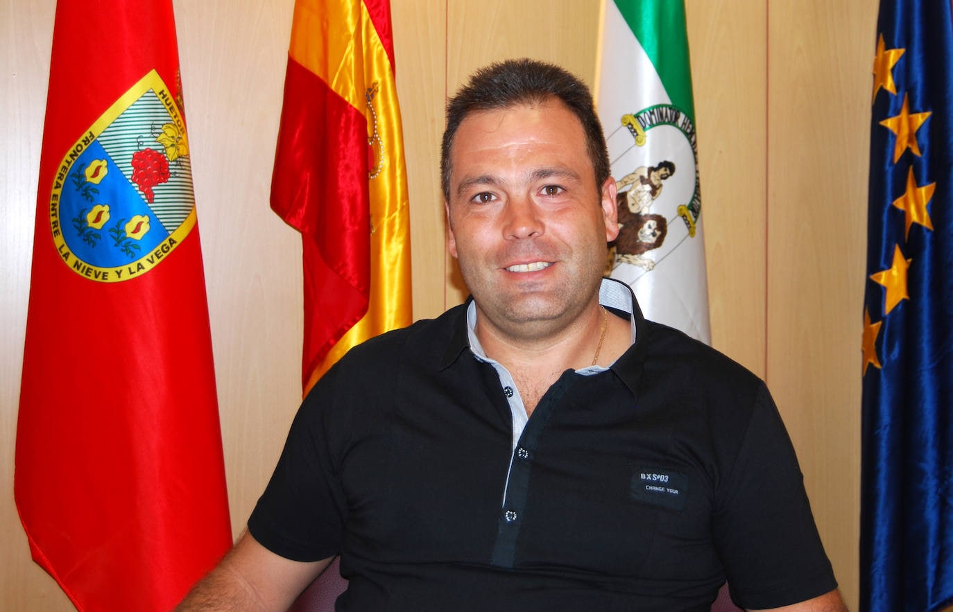 Inicio de su segunda etapa como alcalde de Huétor Vega a partir de 2011.