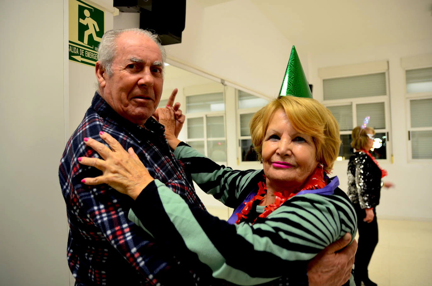 Nochevieja adelantada, con sesión de baile, de los mayores de Huétor Vega en el Hogar del Pensionista.
