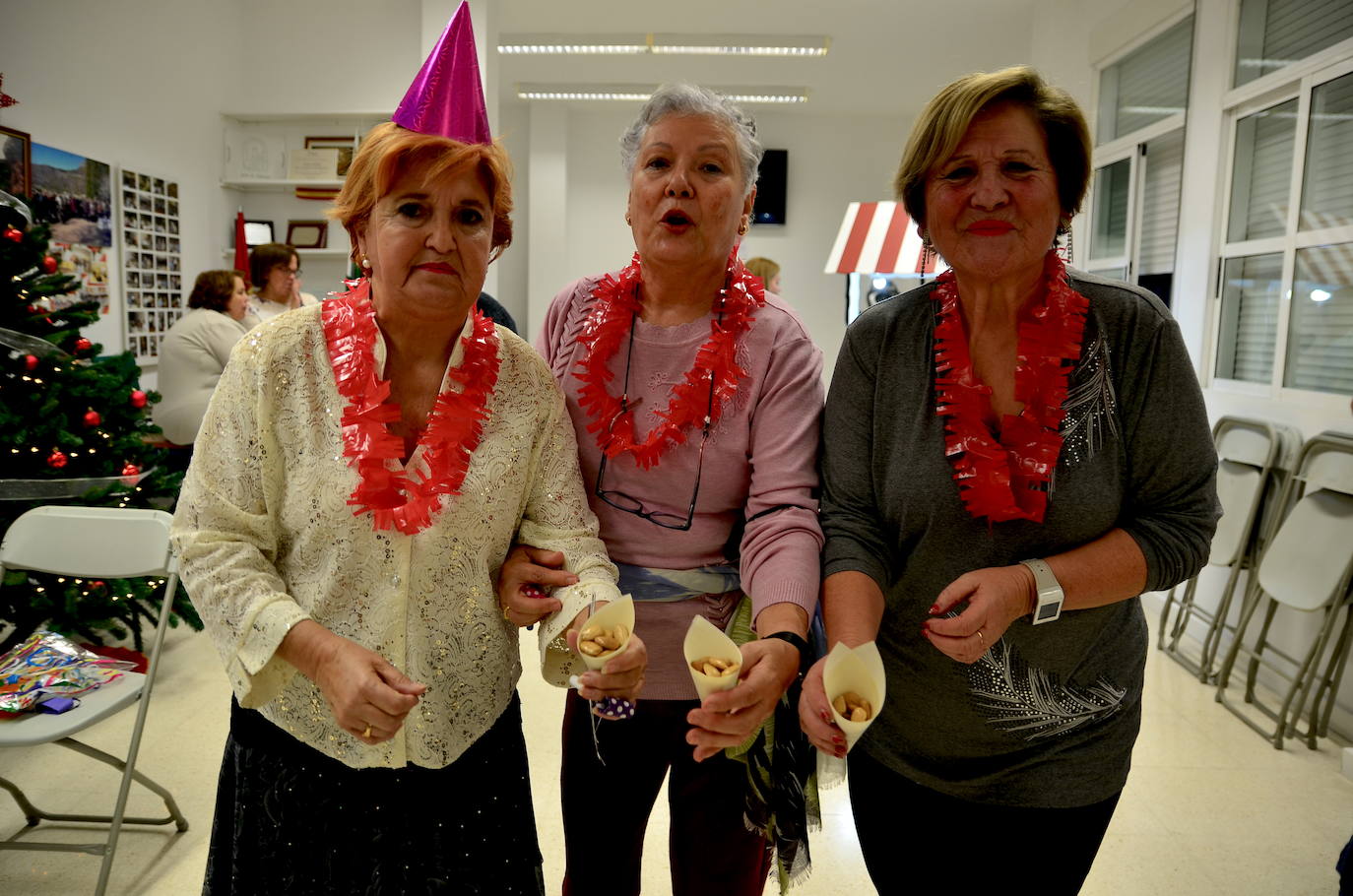 Nochevieja adelantada, con sesión de baile, de los mayores de Huétor Vega en el Hogar del Pensionista.