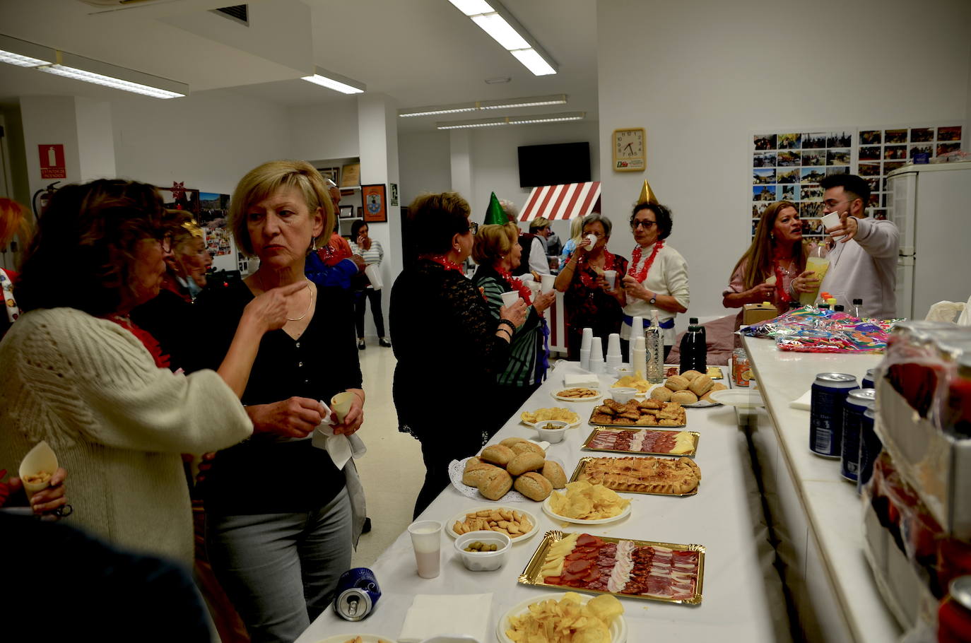 Nochevieja adelantada, con sesión de baile, de los mayores de Huétor Vega en el Hogar del Pensionista.