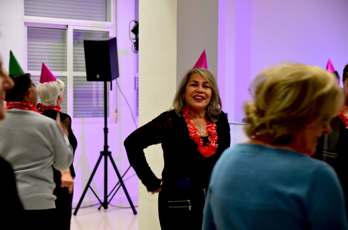 Nochevieja adelantada, con sesión de baile, de los mayores de Huétor Vega en el Hogar del Pensionista.
