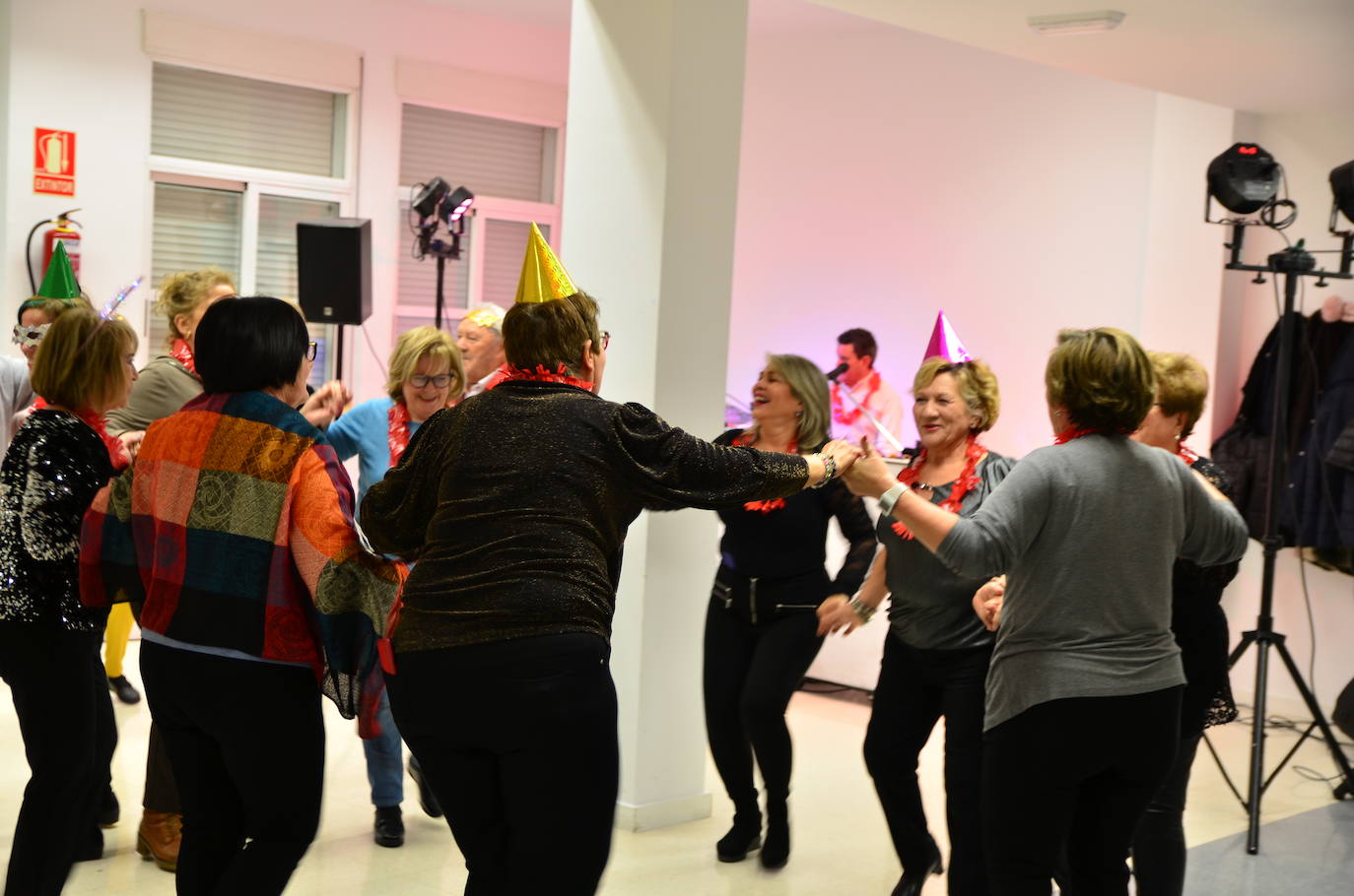 Nochevieja adelantada, con sesión de baile, de los mayores de Huétor Vega en el Hogar del Pensionista.