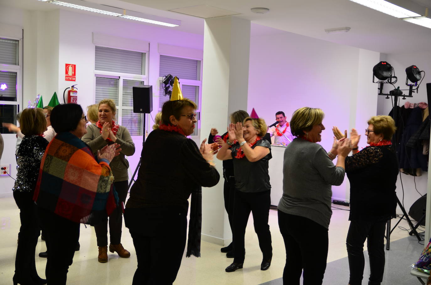 Nochevieja adelantada, con sesión de baile, de los mayores de Huétor Vega en el Hogar del Pensionista.