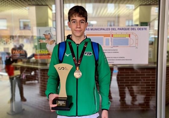 Raúl Aybar Gutiérrez, con el trofeo en Oviedo.