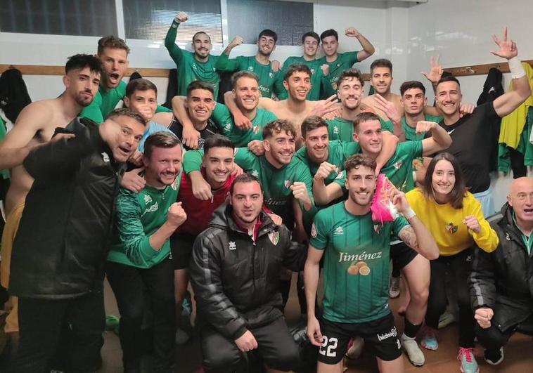 Un penalti de Salvatierra da la victoria al Huétor Vega en Torre del Mar