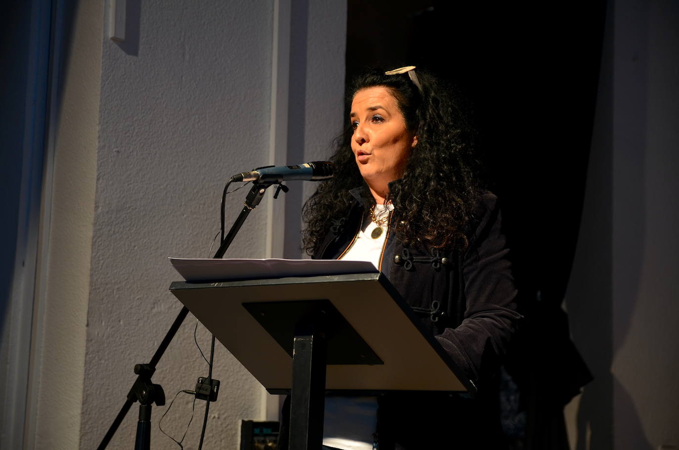 Imagen principal - Lectura a cargo de Elena Duque, mesa redonda, y la intervención del jefe de estudios y el coordinador de igualdad del IES Los Neveros.