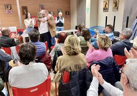 Abrazo de Carolina Higueras, secretaria general del PSOE de Huétor Vega, y el candidato Mario del Paso.