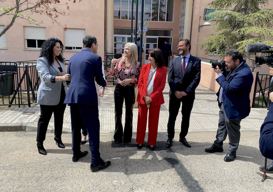 Juanma Moreno visita el CEIP Mariana Pineda de Huétor Vega