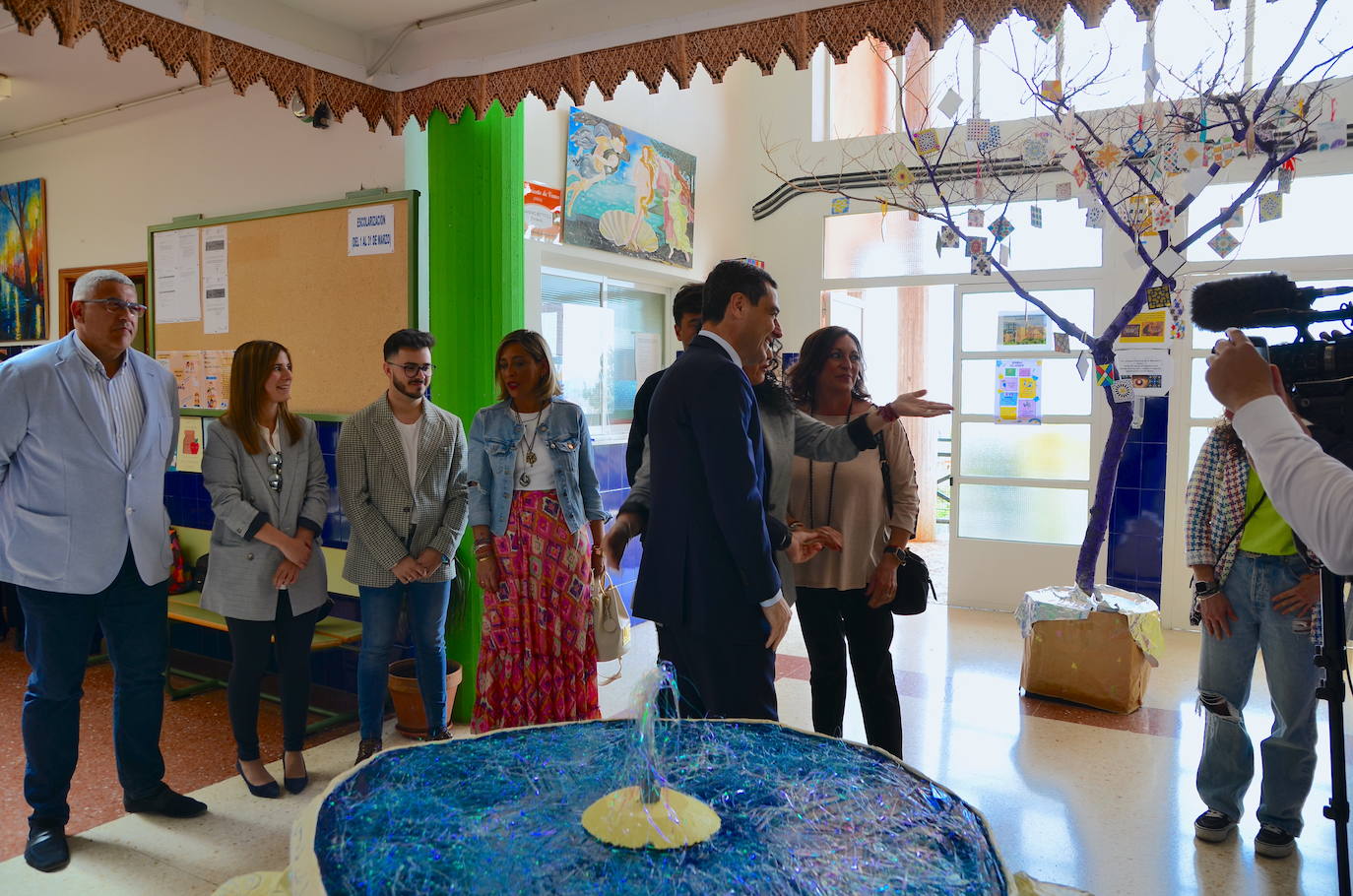 Juanma Moreno visita el CEIP Mariana Pineda de Huétor Vega