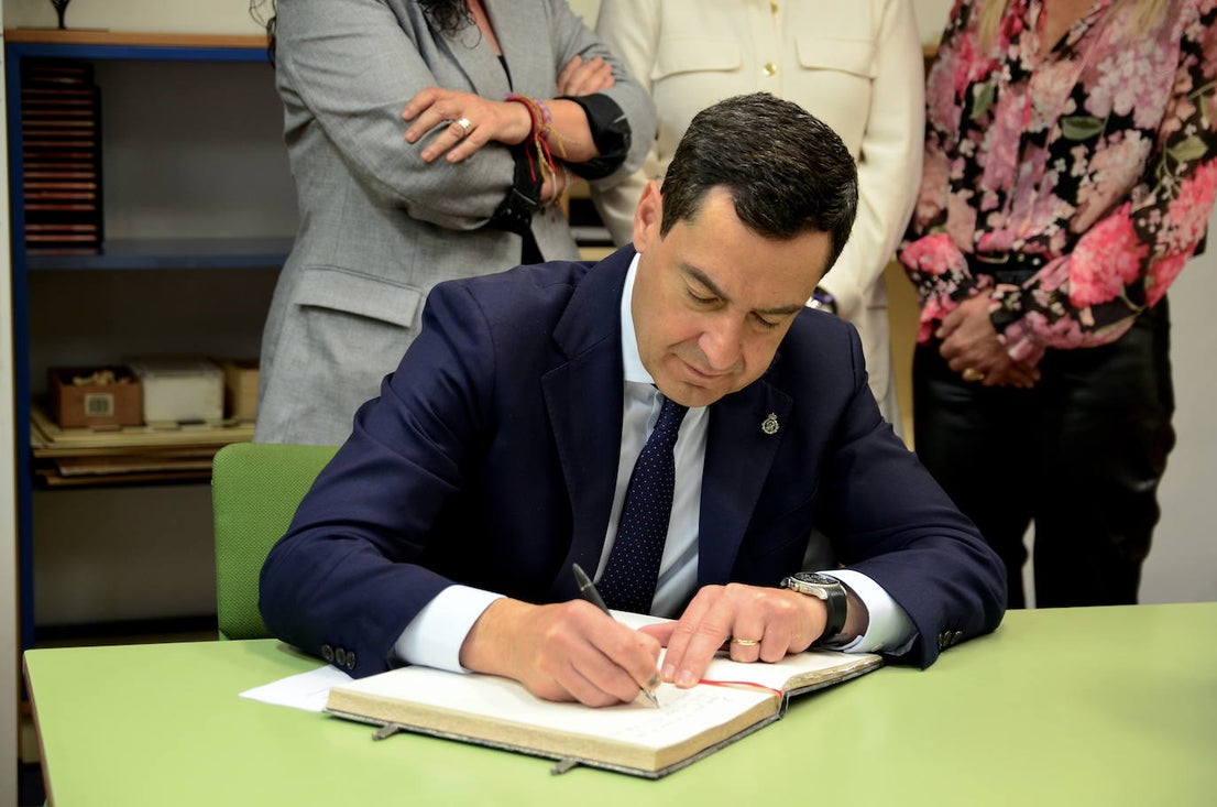 Juanma Moreno visita el CEIP Mariana Pineda de Huétor Vega