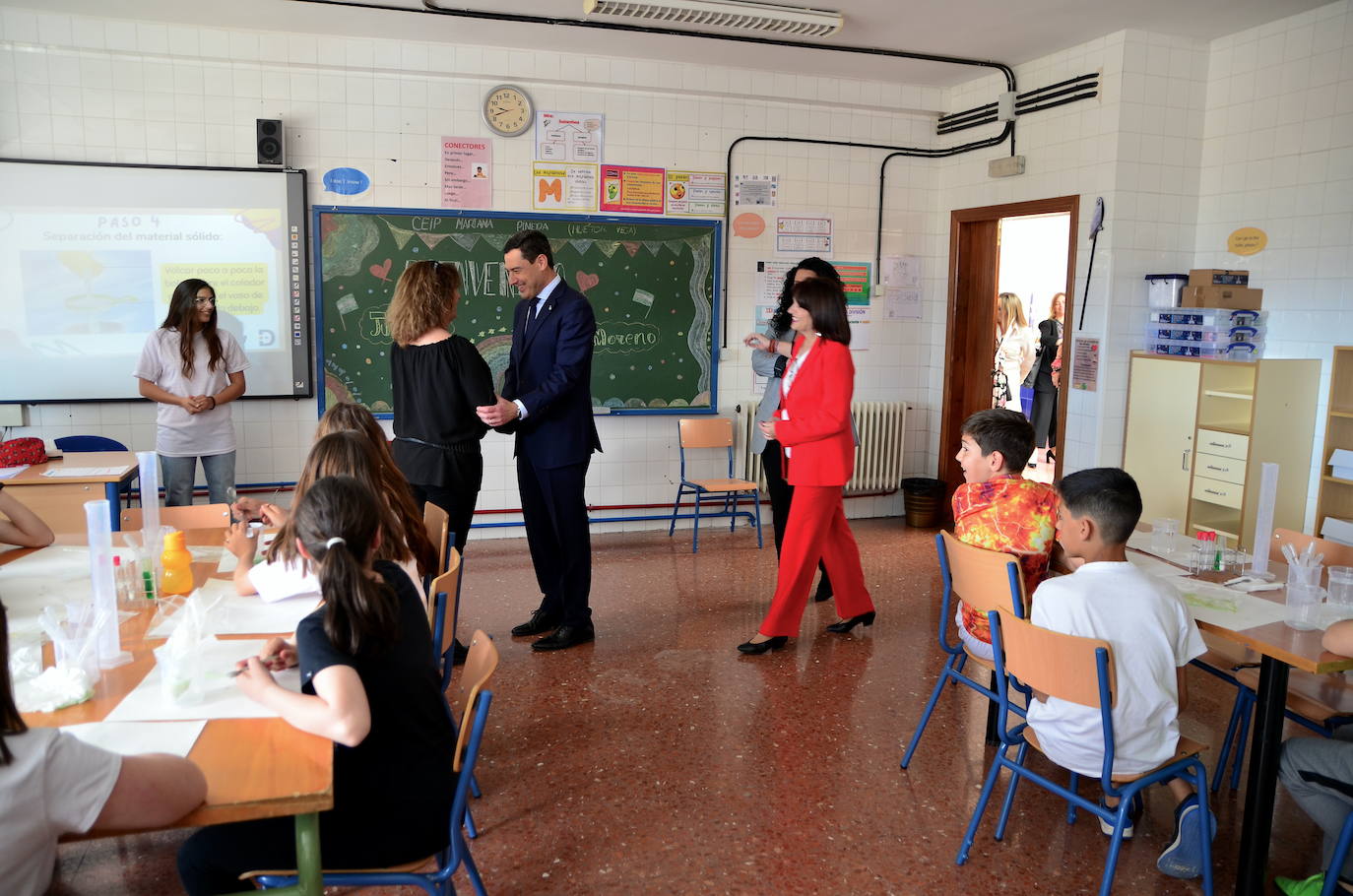 Juanma Moreno visita el CEIP Mariana Pineda de Huétor Vega