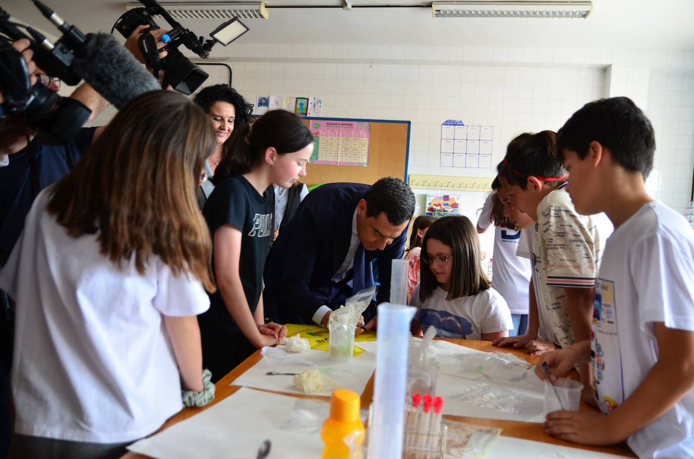 Juanma Moreno visita el CEIP Mariana Pineda de Huétor Vega