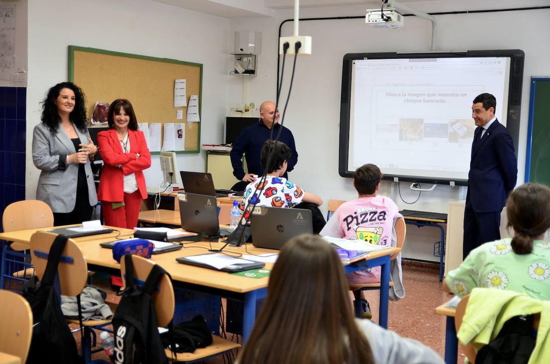 Juanma Moreno visita el CEIP Mariana Pineda de Huétor Vega
