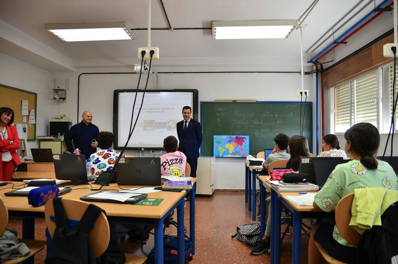 Juanma Moreno visita el CEIP Mariana Pineda de Huétor Vega