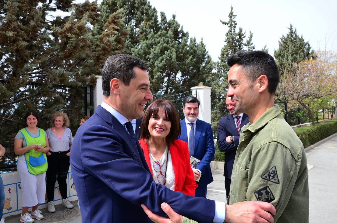 Juanma Moreno visita el CEIP Mariana Pineda de Huétor Vega