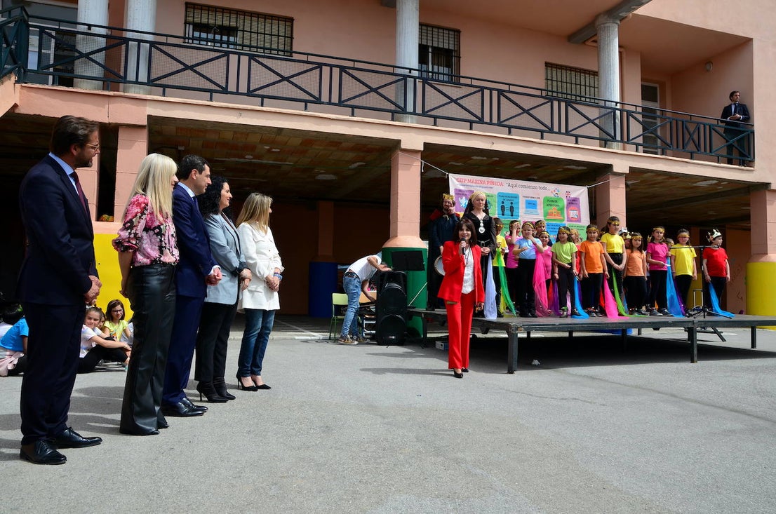 Juanma Moreno visita el CEIP Mariana Pineda de Huétor Vega