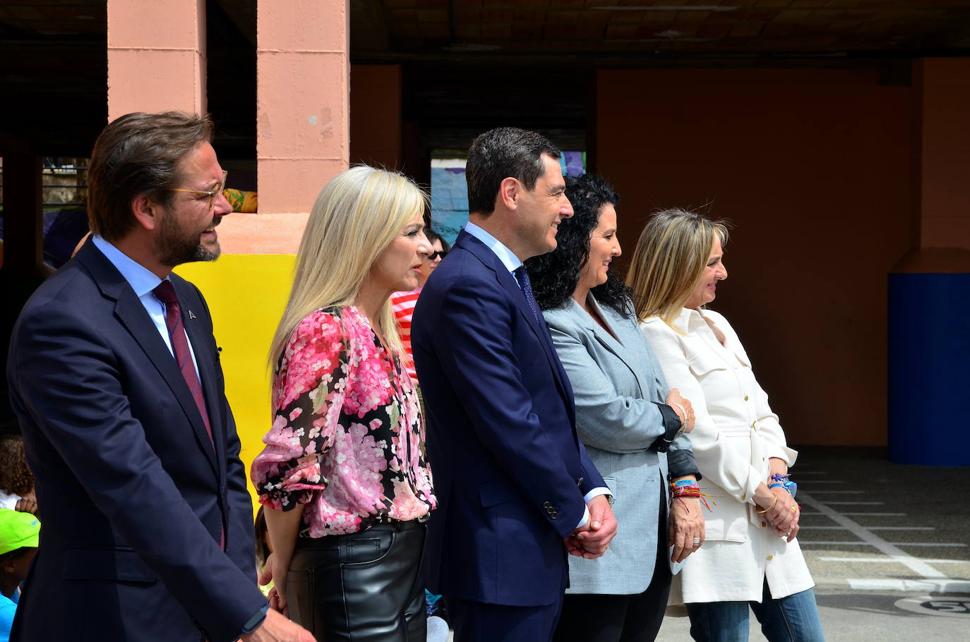 Juanma Moreno visita el CEIP Mariana Pineda de Huétor Vega