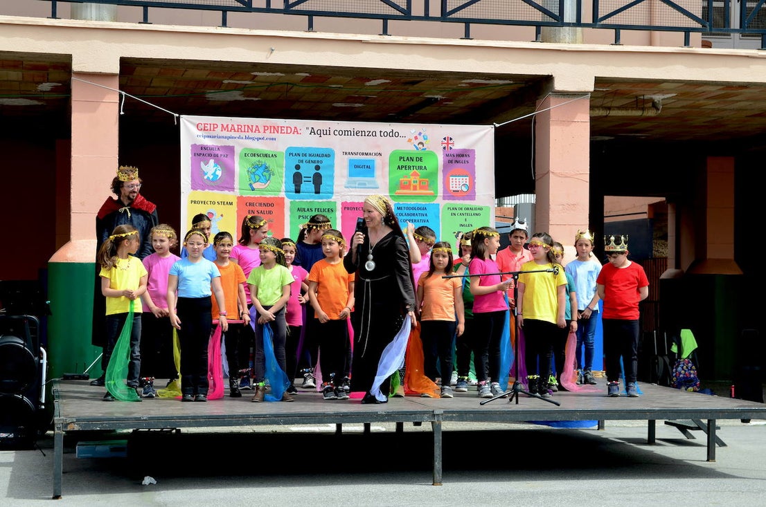 Juanma Moreno visita el CEIP Mariana Pineda de Huétor Vega