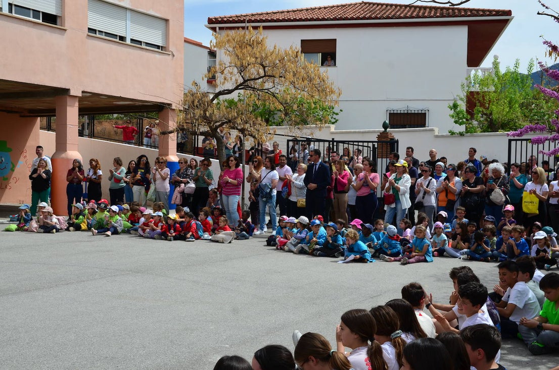 Juanma Moreno visita el CEIP Mariana Pineda de Huétor Vega