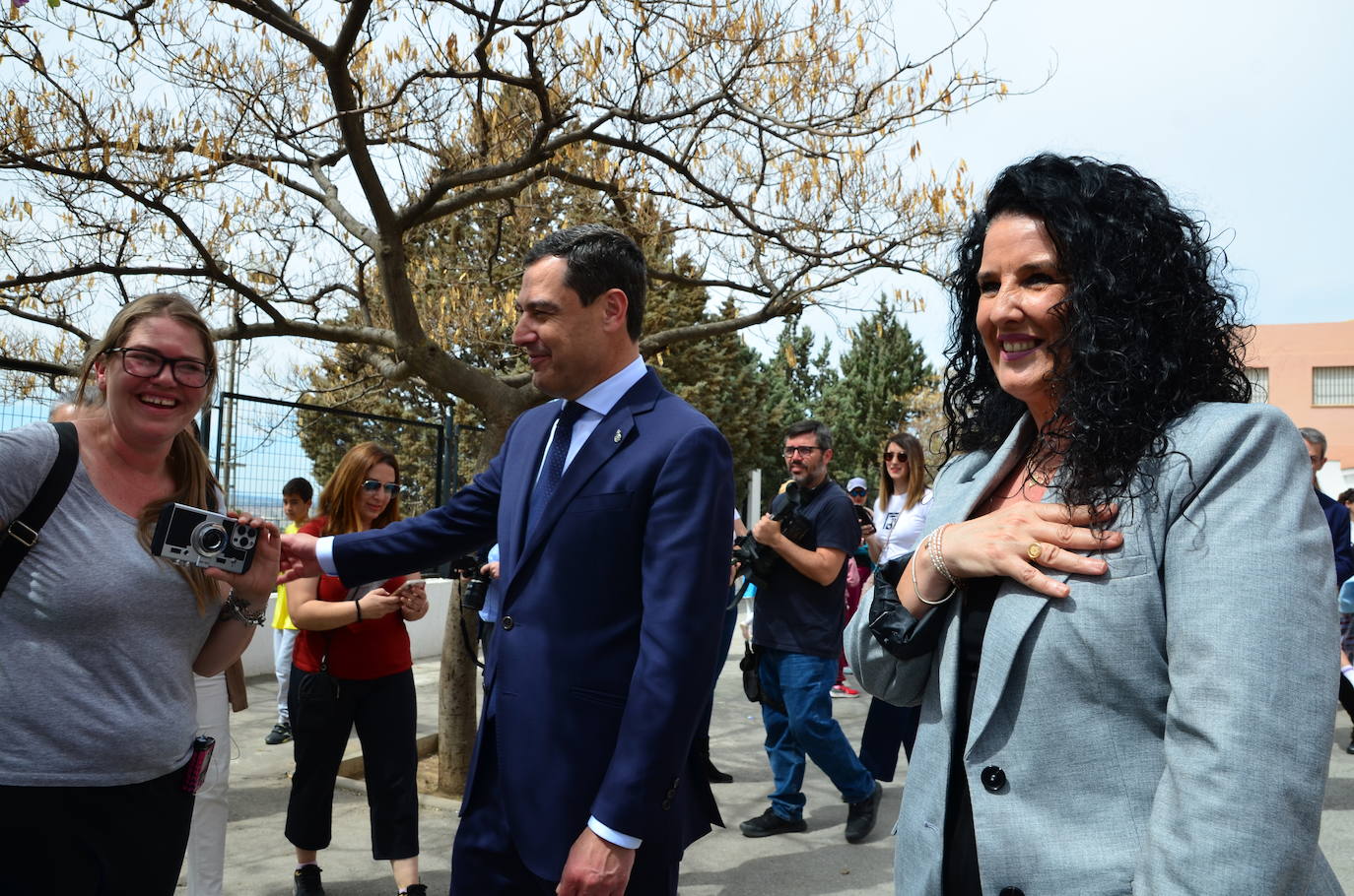 Juanma Moreno visita el CEIP Mariana Pineda de Huétor Vega