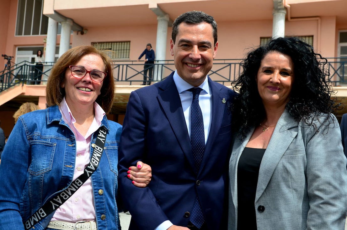 Juanma Moreno visita el CEIP Mariana Pineda de Huétor Vega