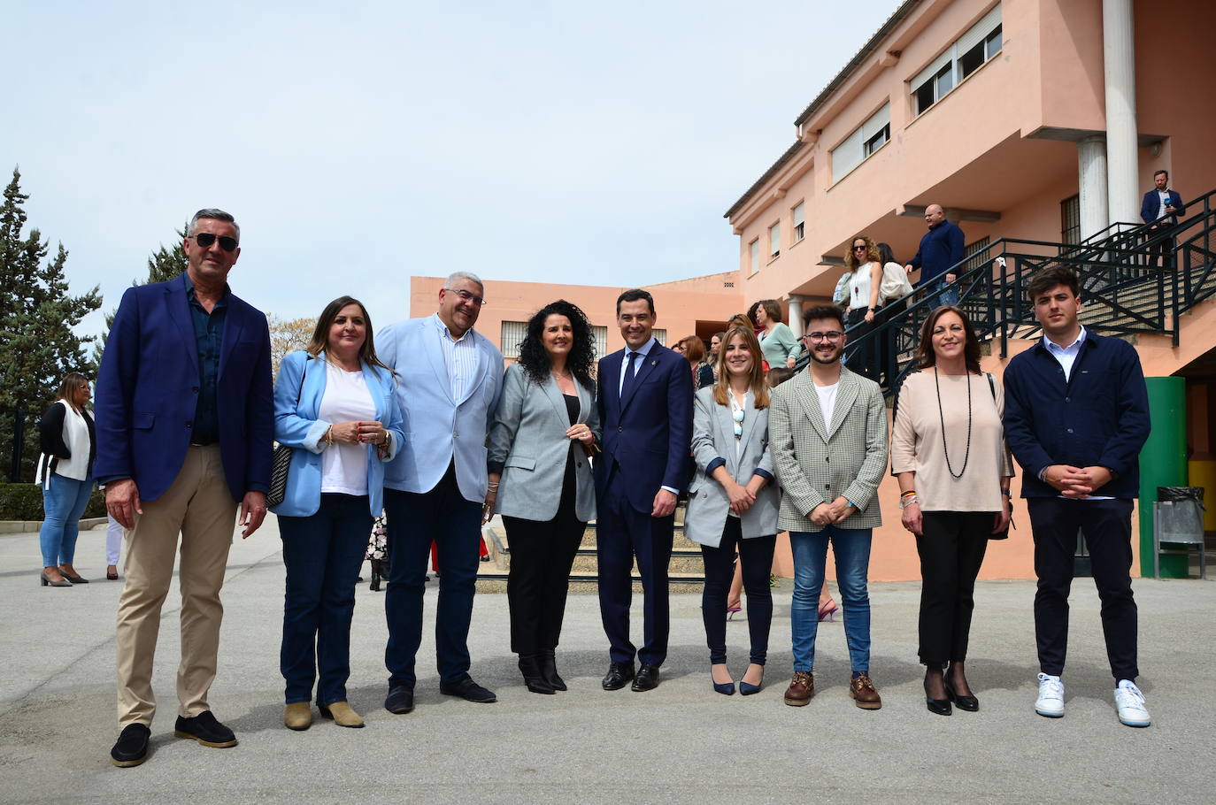 Juanma Moreno visita el CEIP Mariana Pineda de Huétor Vega