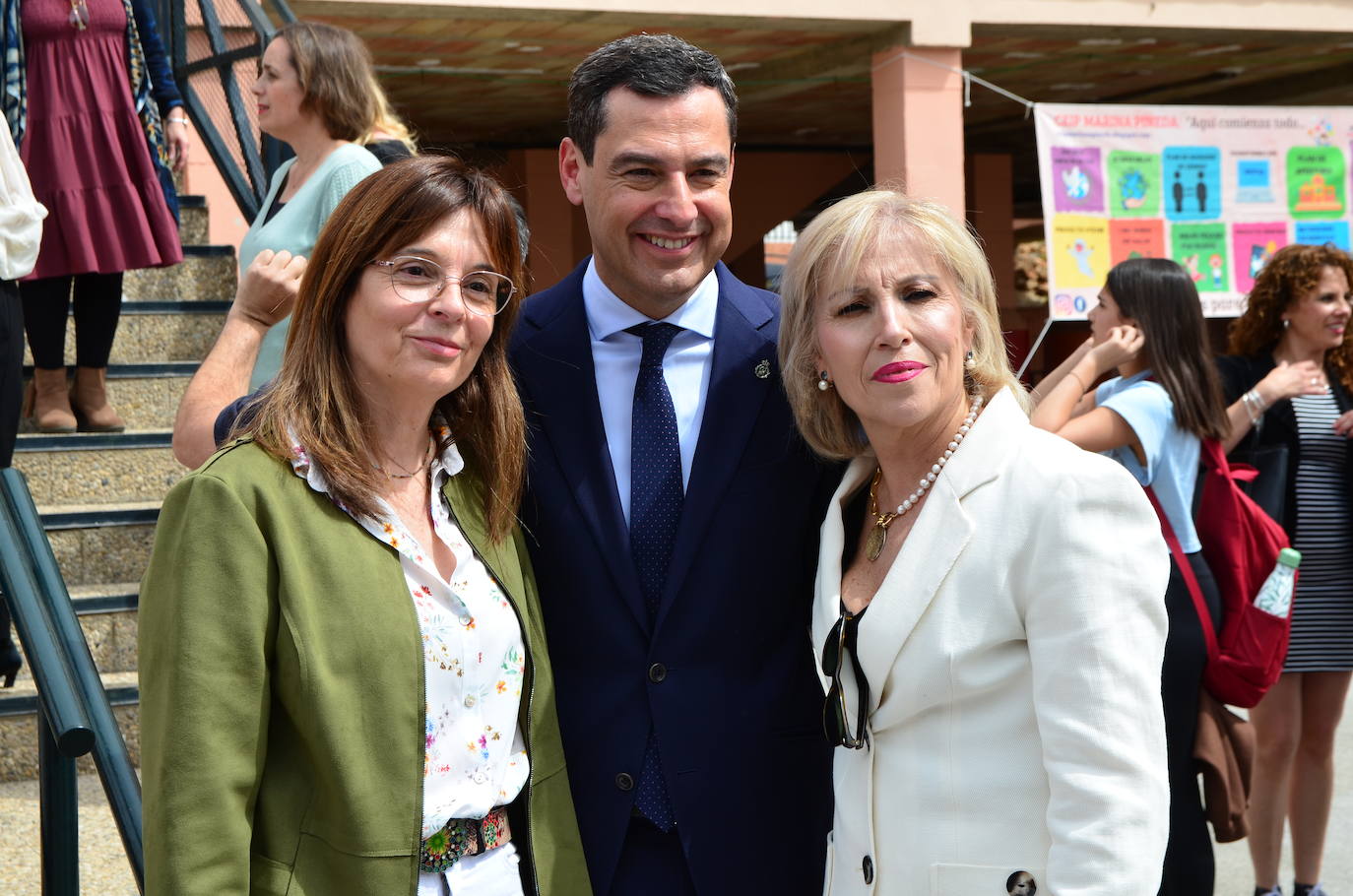 Juanma Moreno visita el CEIP Mariana Pineda de Huétor Vega