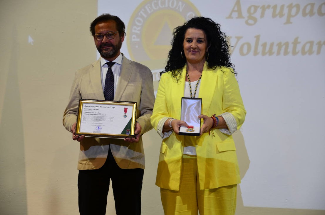 Protección Civil recibe la Medalla de Oro de Huétor Vega