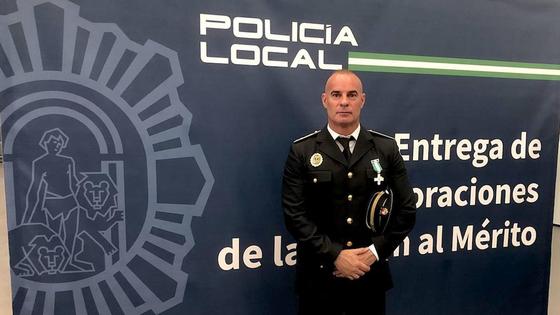 El jefe de la Policía Local de Huétor Vega, condecorado con la Cruz al Mérito por la Junta
