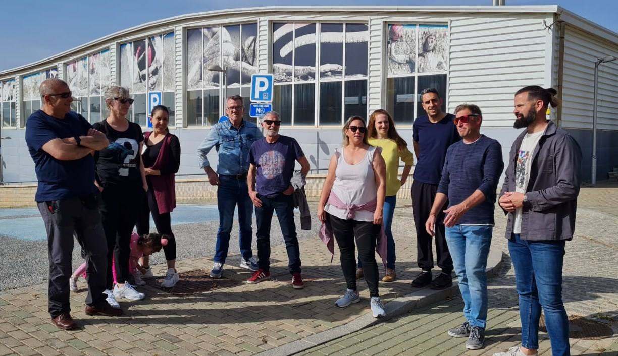 Miembros de IU Huétor Vega, delante de la piscina cubierta.