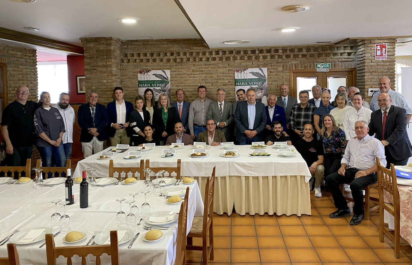 Participantes, organizadores y miembros del jurado del 'Concurso del haba verde'.