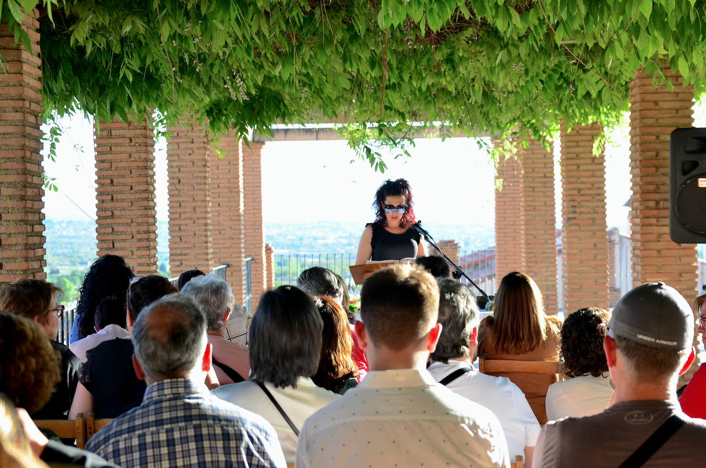 El acto tuvo lugar a la sombra, en un lateral de la plaza.